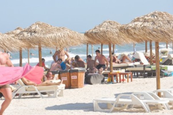ATENȚIE! Se fură până și șezlongurile de pe plajă, în Mamaia
